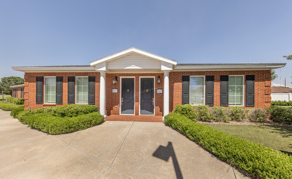 More Photos Of 2020 82nd St, Lubbock Office For Lease