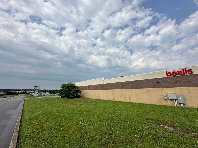 More Photos Of 236 Sam Walton Dr, Russellville Freestanding For Lease