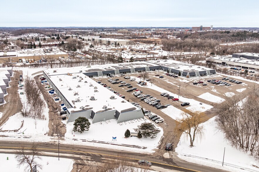 More Photos Of 7100-7148 Shady Oak Rd, Eden Prairie Showroom For Lease