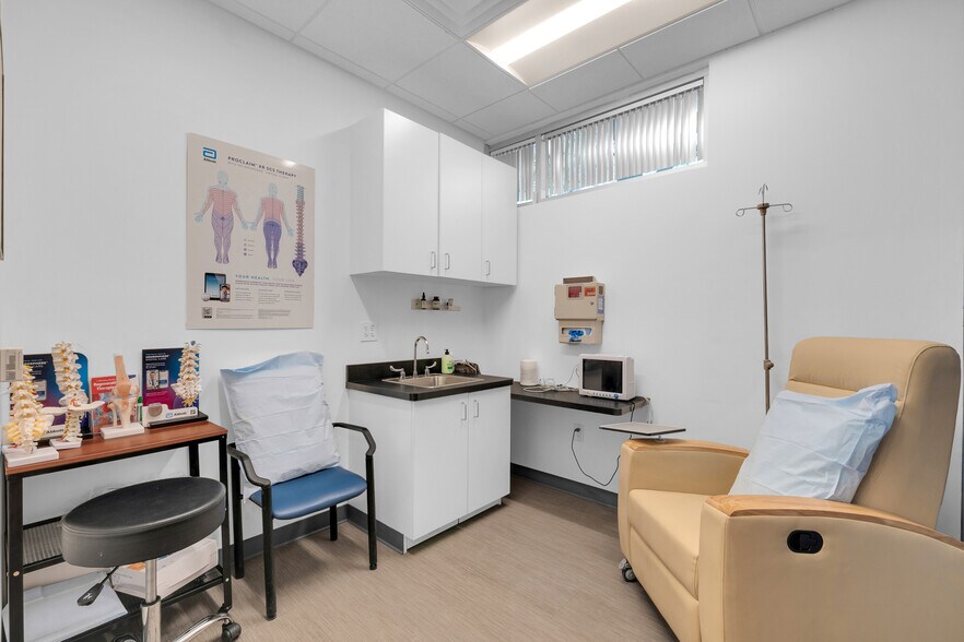 More Photos Of 2222 E Highland Ave, Phoenix Medical For Lease