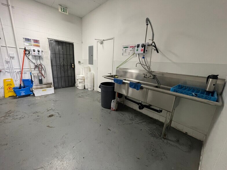 More Photos Of 15355 Sherman Way, Van Nuys Unknown For Lease