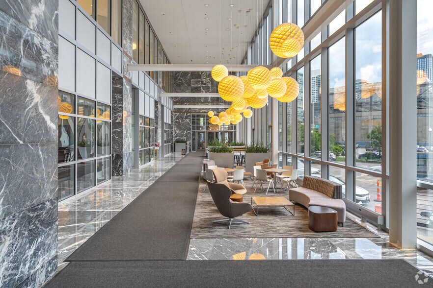 More Photos Of 311 S Wacker Dr, Chicago Office For Lease