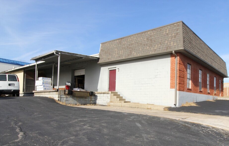More Photos Of 3618 E Noland Ct, Independence Light Manufacturing For Sale