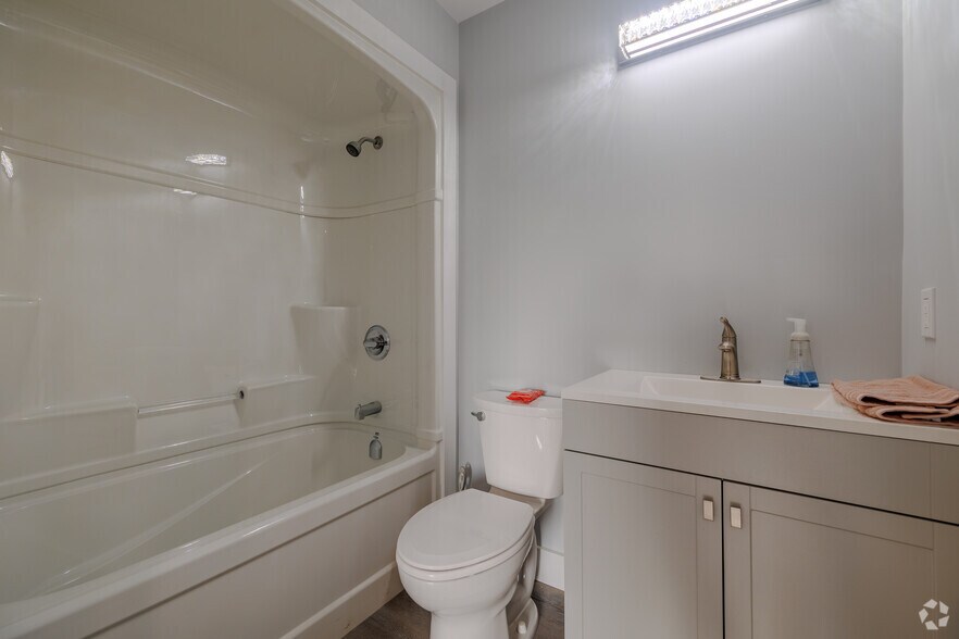 More Photos Of 140 Elizabeth St, Lambton Shores Distribution For Lease