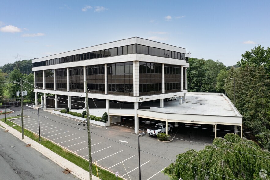 More Photos Of 510 Thornall St, Edison Office For Lease