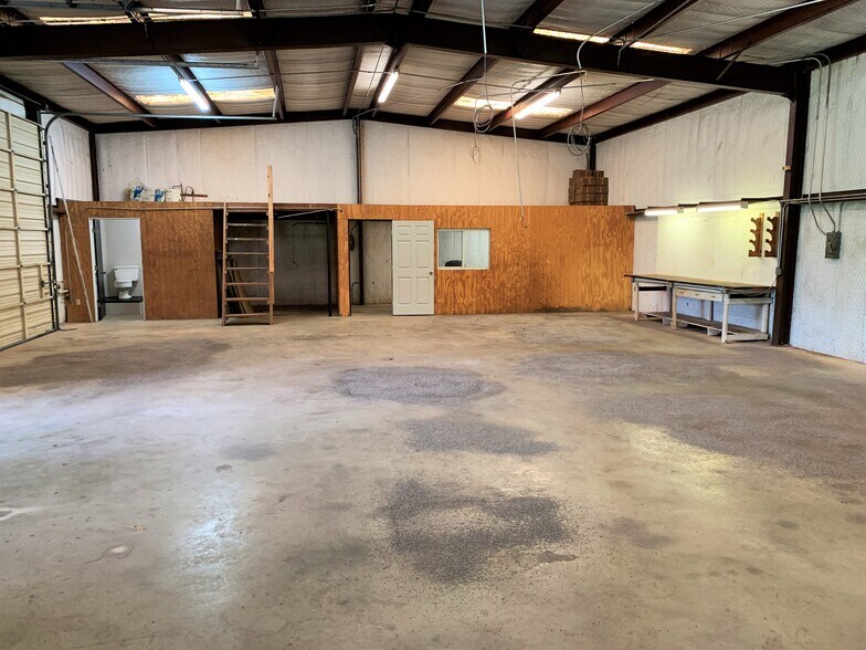 More Photos Of 6887 State Highway 31 E, Murchison Warehouse For Sale