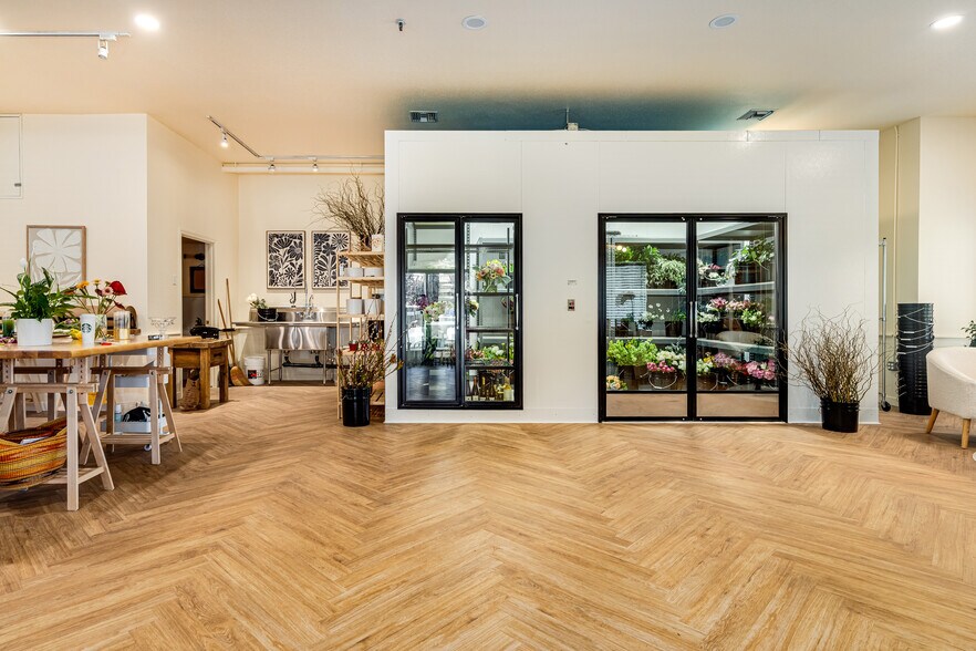 More Photos Of 1270 Broadway, Sonoma Freestanding For Sale