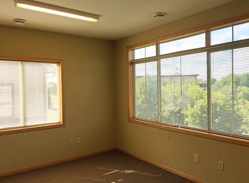 More Photos Of 7965 Stone Creek Dr, Chanhassen Office For Sale
