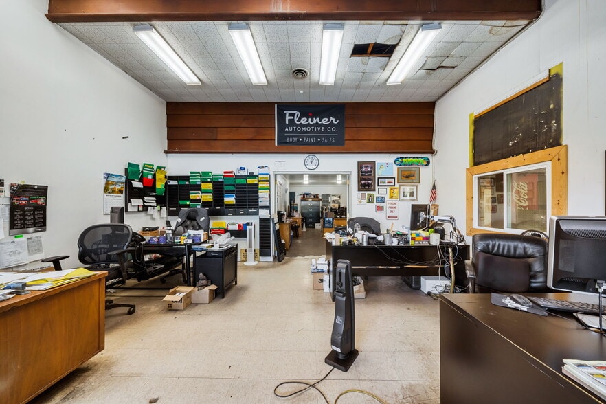 More Photos Of 3443 W 43rd St, Los Angeles Auto Repair For Lease