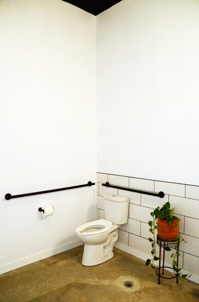 More Photos Of 500 S 20th St, Fort Smith Flex For Lease