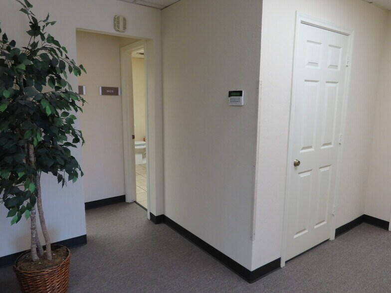 More Photos Of 1472 N Hampton Rd, DeSoto Office For Lease