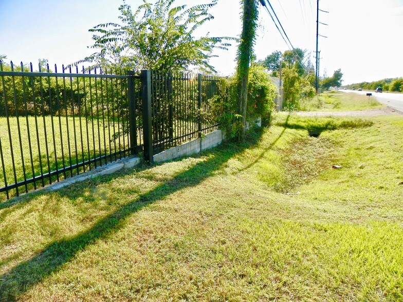 More Photos Of 16570 Beaumont Hwy, Houston Land For Lease