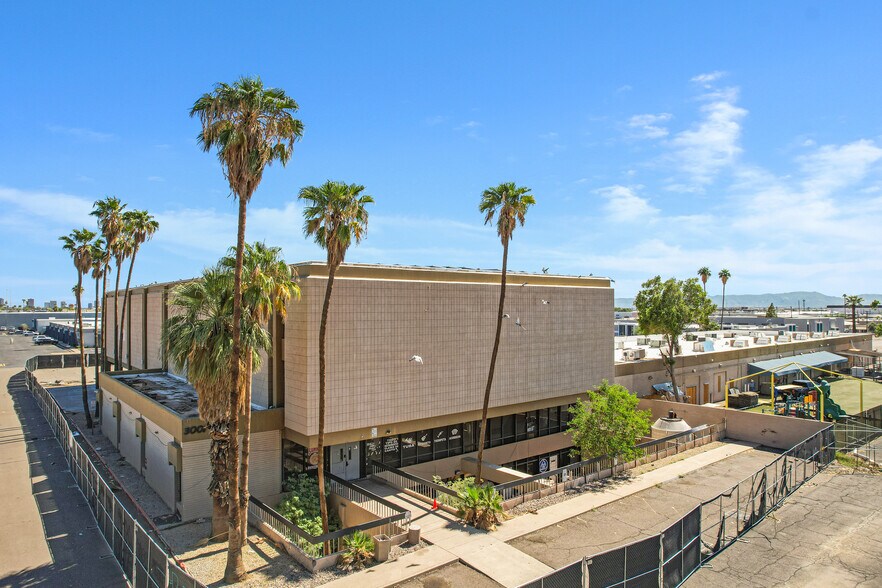 More Photos Of 3001 W Indian School Rd, Phoenix Office For Sale