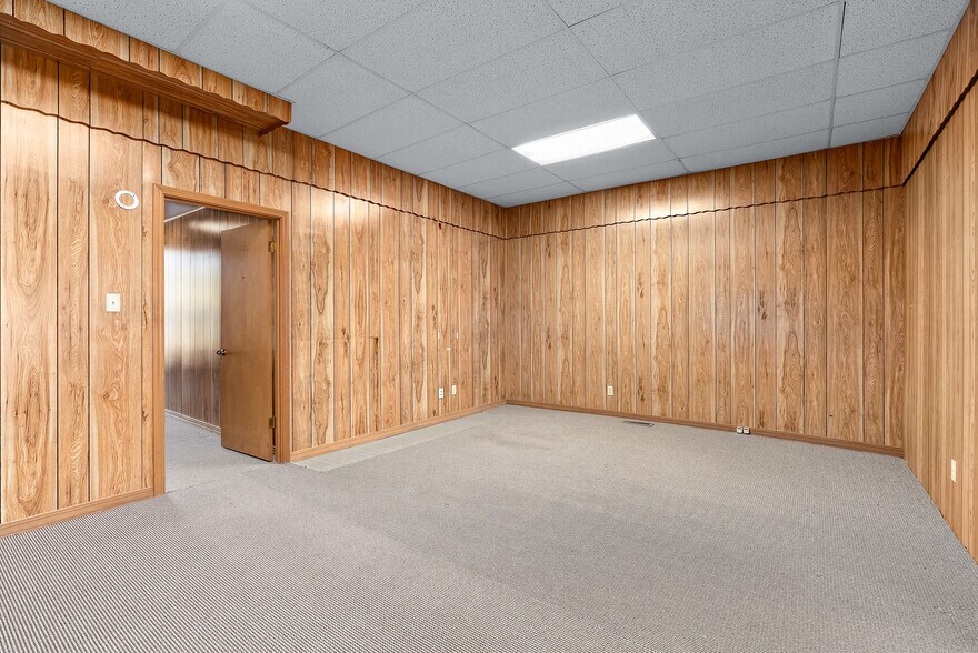 More Photos Of 155 N Broadway Ave, Booneville Storefront For Sale