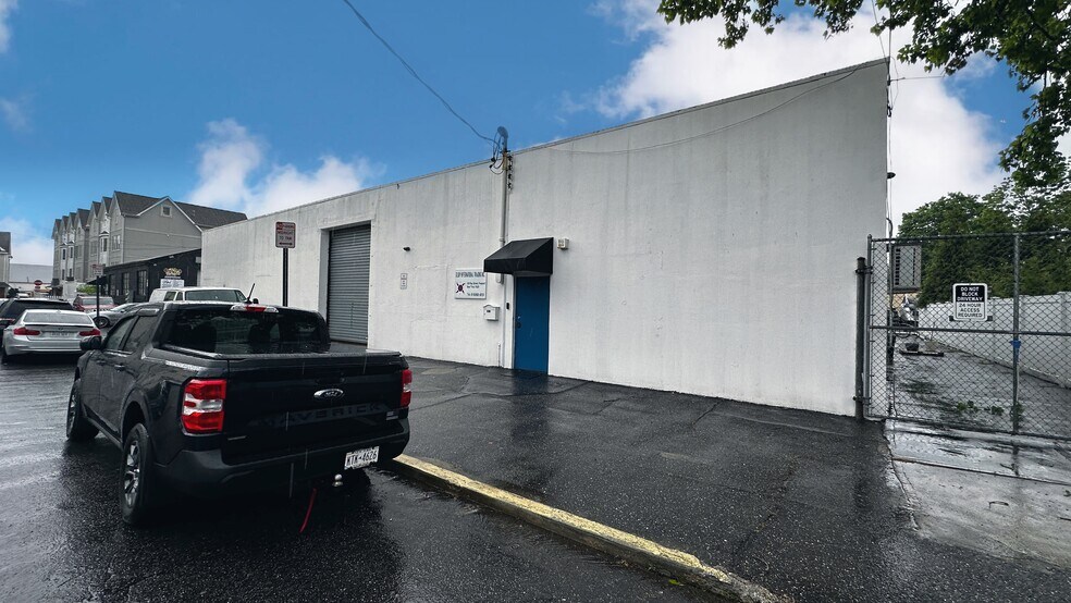 More Photos Of 530 Ray St, Freeport Manufacturing For Lease