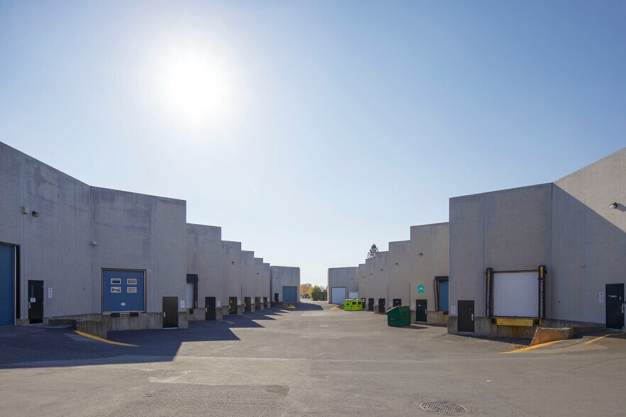 More Photos Of 2156-2168 Rue de la Province, Longueuil Light Distribution For Lease