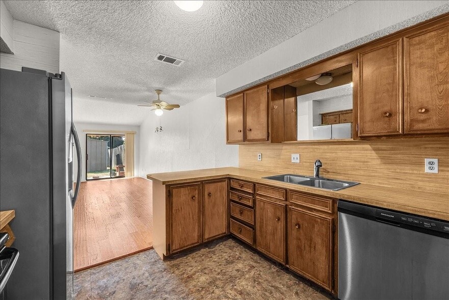 More Photos Of 6817-6819 W Cleburne Rd, Fort Worth Specialty For Sale