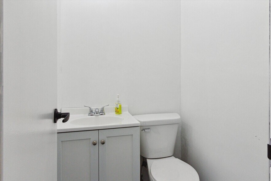 More Photos Of 1395 W Monroe Rd, Saint Louis Office For Sale