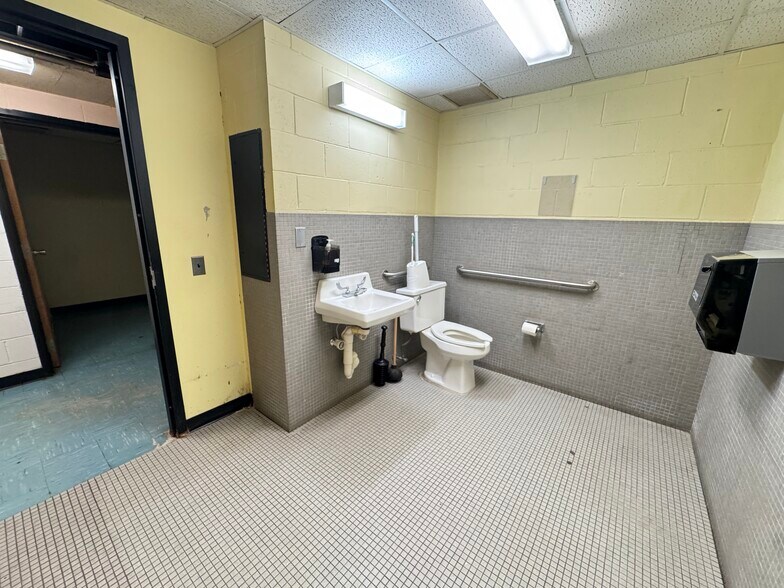 More Photos Of 40 E Simmons St, Galesburg Flex For Sale