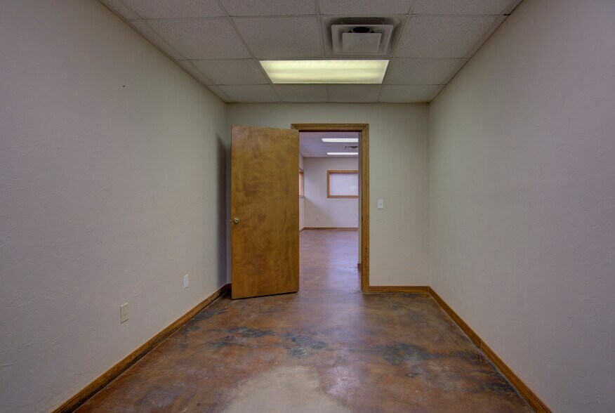 More Photos Of 2830 NW 32nd St, Newcastle Office For Sale