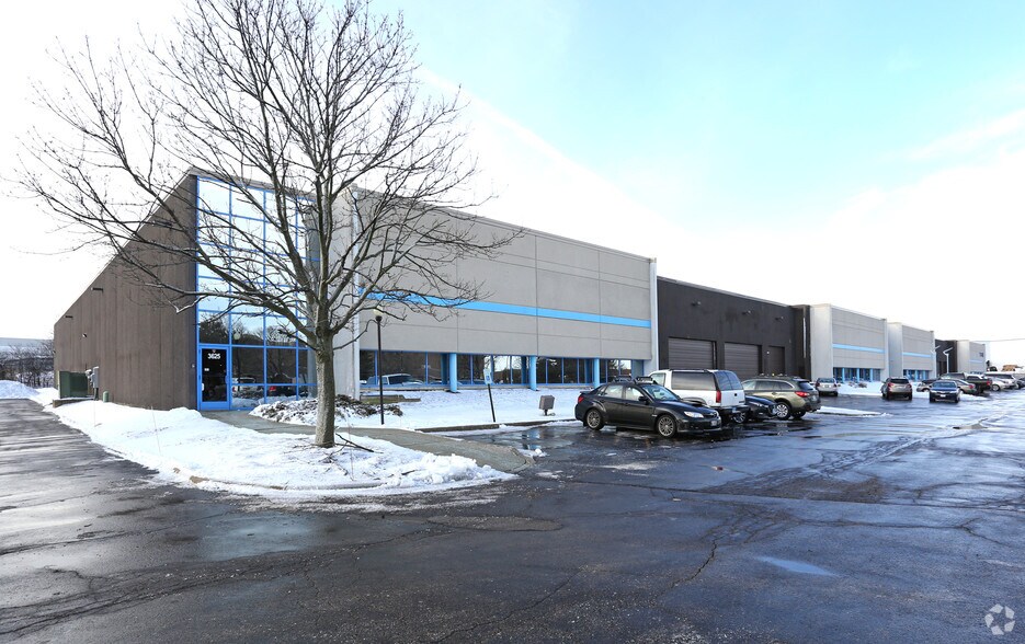 More Photos Of 3605-3625 Swenson Ave, St Charles Warehouse For Lease