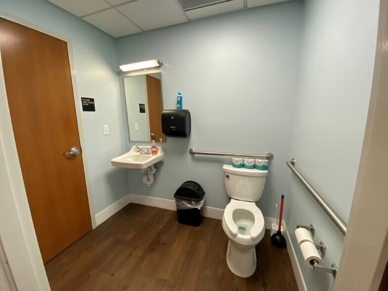 More Photos Of 180 Wingo Way, Mount Pleasant Medical For Lease