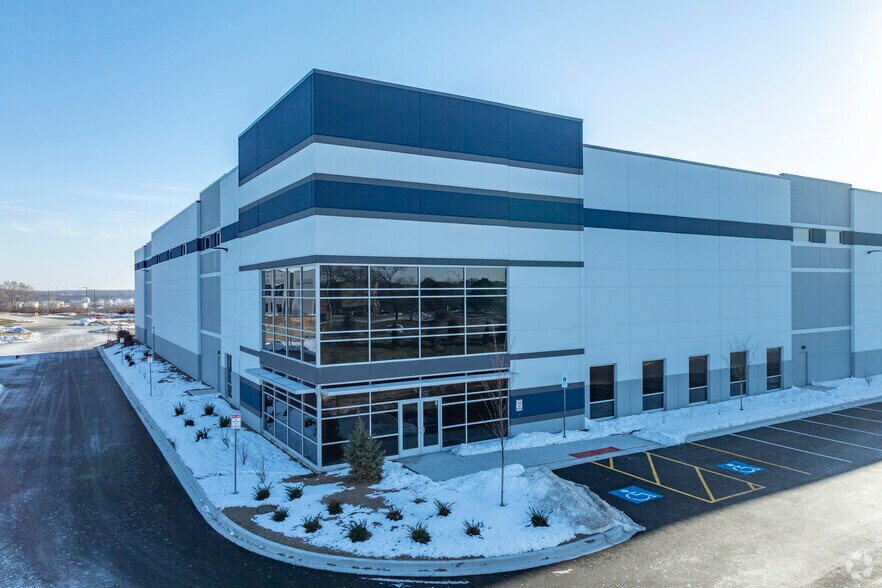 More Photos Of 757 N Independence Blvd, Romeoville Warehouse For Lease