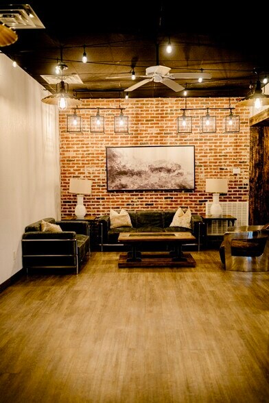 More Photos Of 916-918 20th St, Haleyville Storefront For Sale