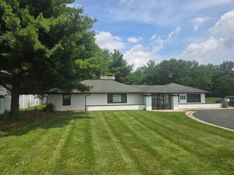 More Photos Of 3830 W 96th St, Indianapolis Office For Sale