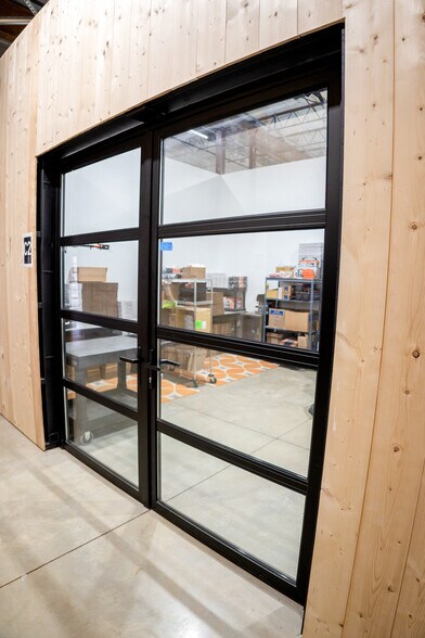 More Photos Of 600 S 1st St, Rogers Warehouse For Lease