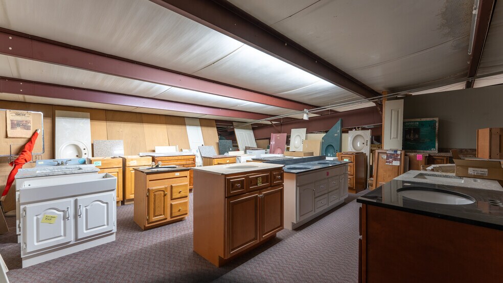 More Photos Of 19850 Houston Rd, Lebanon Showroom For Sale