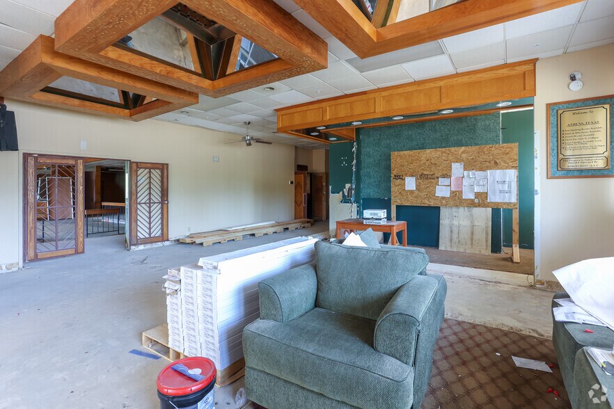 More Photos Of 2050 State Highway 31, Athens Showroom For Lease