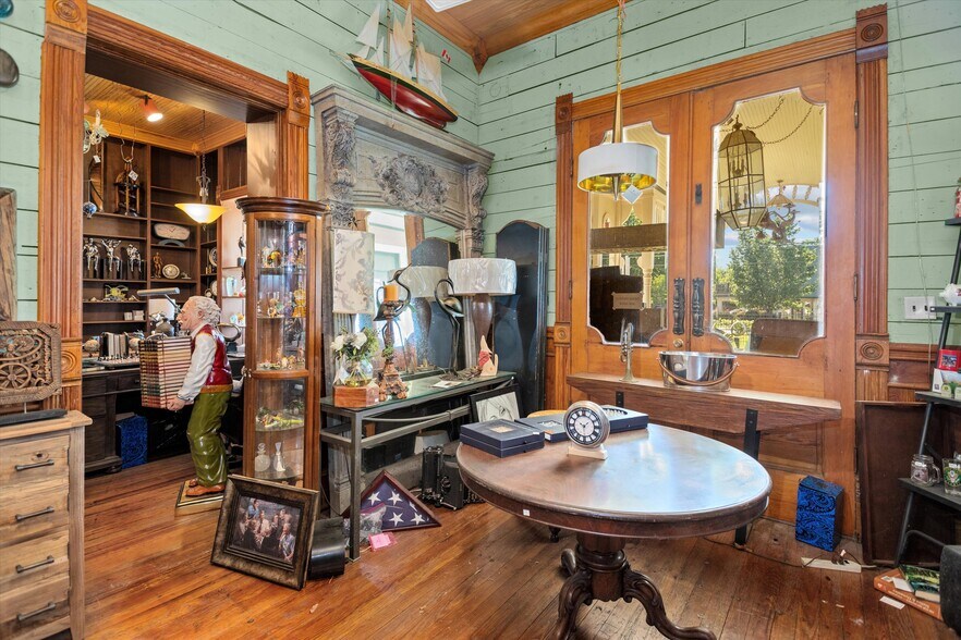 More Photos Of 310 N Mound St, Nacogdoches Flex For Sale