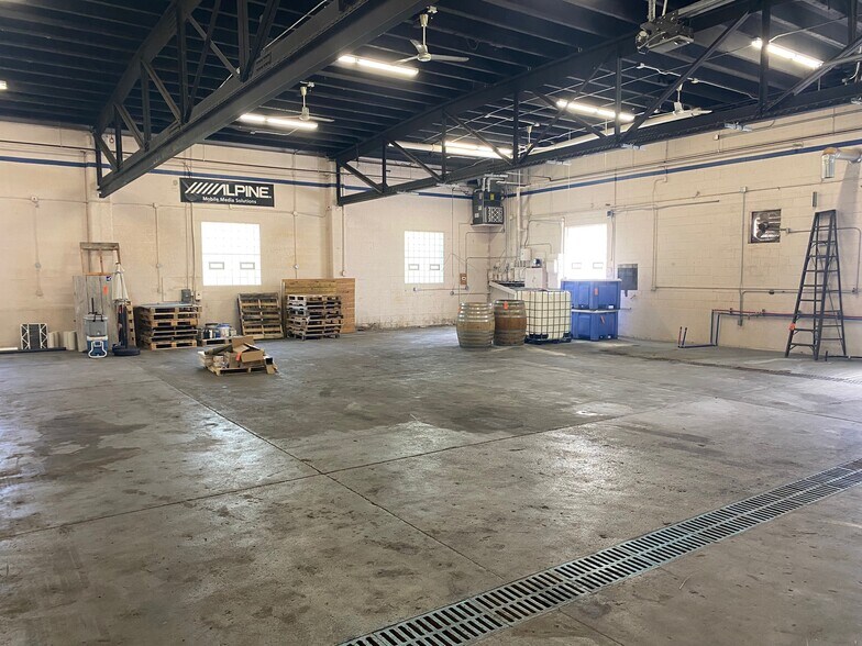 More Photos Of 6333 N Teutonia Ave, Milwaukee Warehouse For Lease