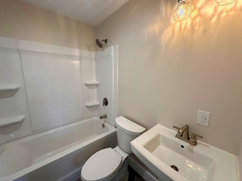 More Photos Of 5735 Fallston Rd, Lawndale Flex For Sale