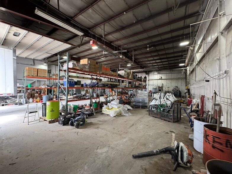More Photos Of 5145 NW Beaver Dr, Johnston Warehouse For Lease
