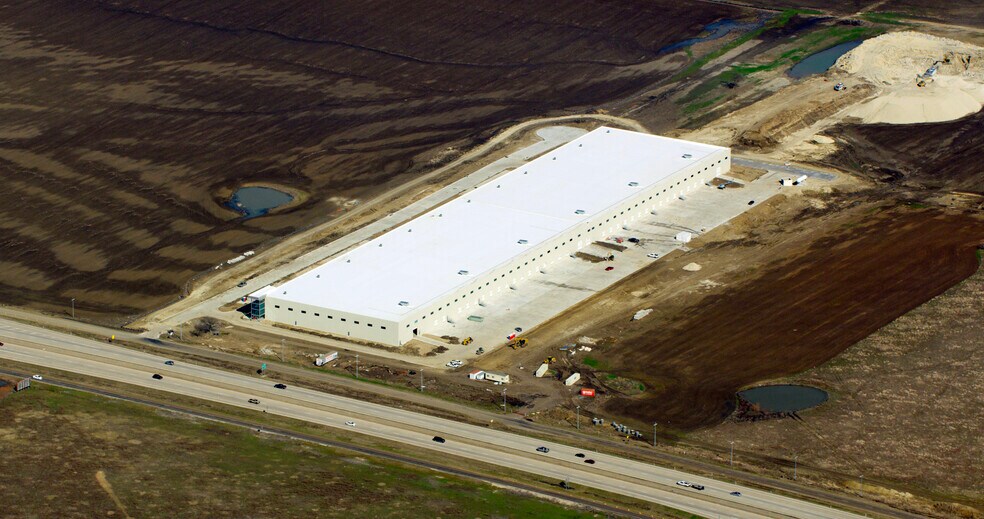 More Photos Of 611 N Stemmons Fwy, Sanger Warehouse For Lease