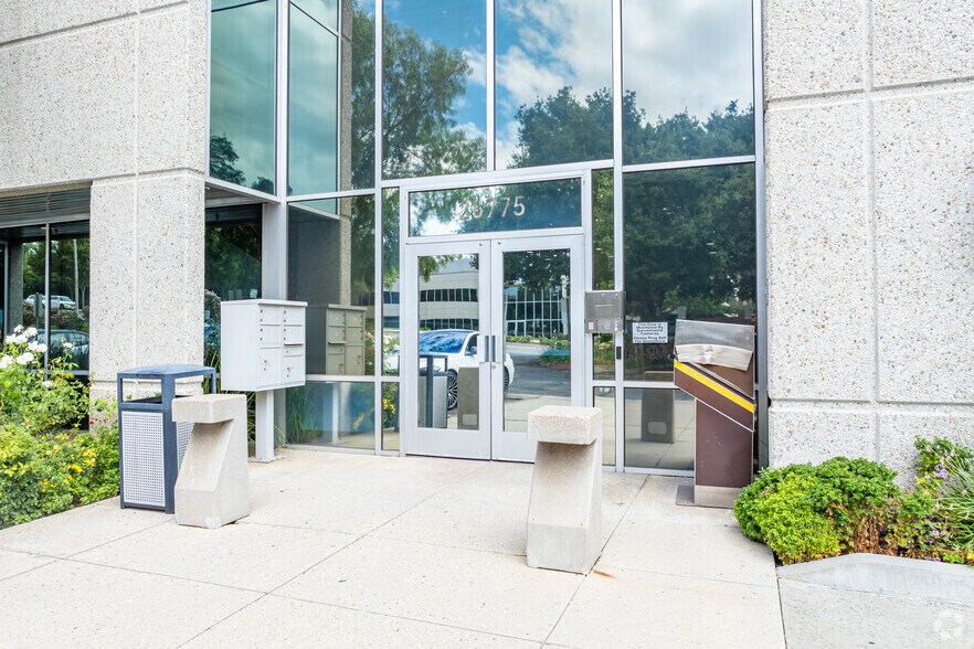 More Photos Of 26775 Malibu Hills Rd, Calabasas Office For Lease