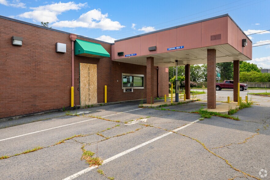 More Photos Of 2030 Old Bridge Rd, Woodbridge Bank For Sale