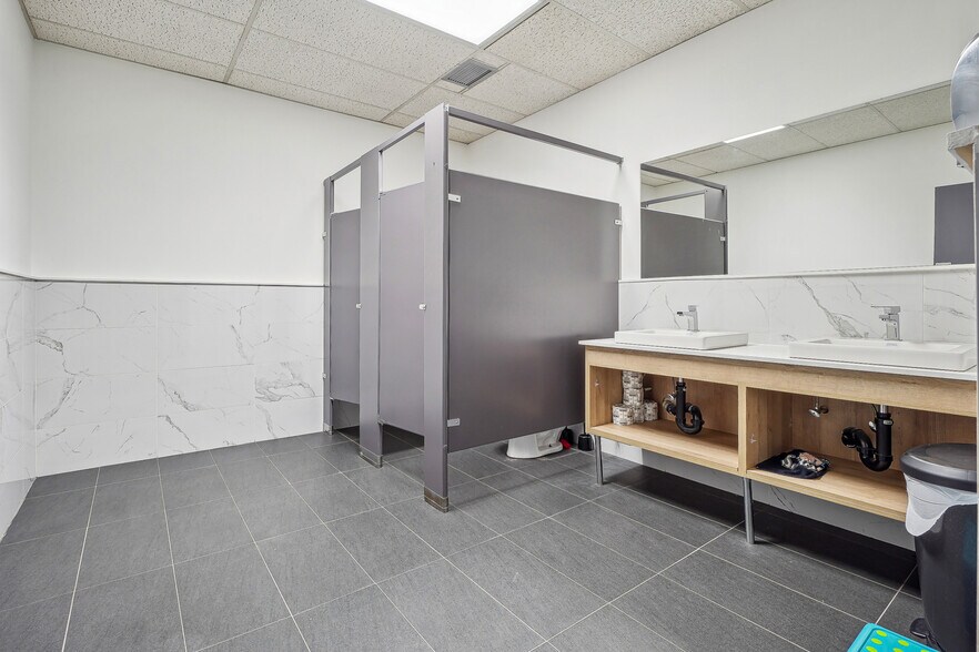 More Photos Of 1000 Rue Hickson, Verdun Office For Lease