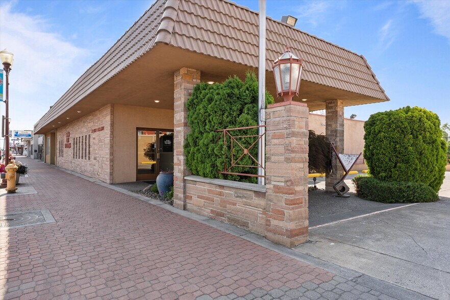 More Photos Of 100 E Broadway Ave, Moses Lake Office For Sale
