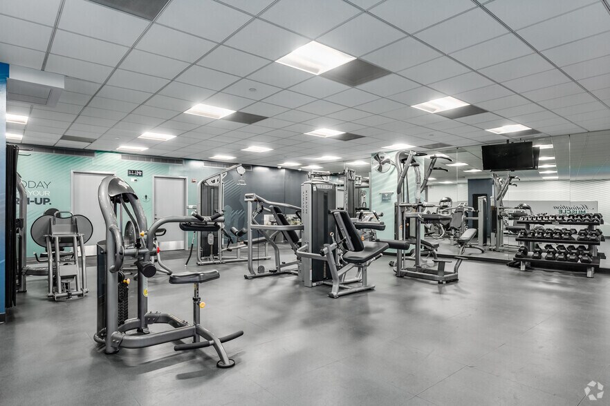 More Photos Of 5425-5481 Wisconsin Ave, Chevy Chase Unknown For Lease