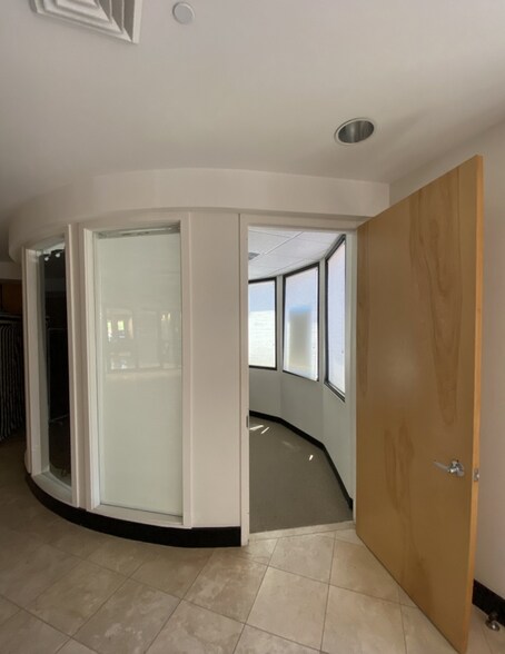 More Photos Of 186 Main St, Annapolis Storefront For Lease