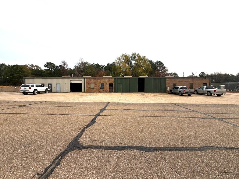 More Photos Of 115-119 Plaza W, Texarkana Warehouse For Lease