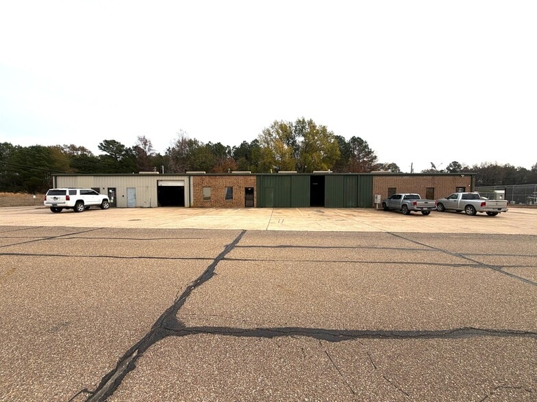 More Photos Of 115-119 Plaza W, Texarkana Warehouse For Lease