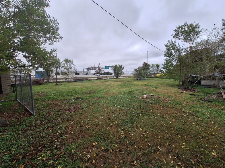 More Photos Of 2000 S Sam Houston Pky W, Houston Warehouse For Lease