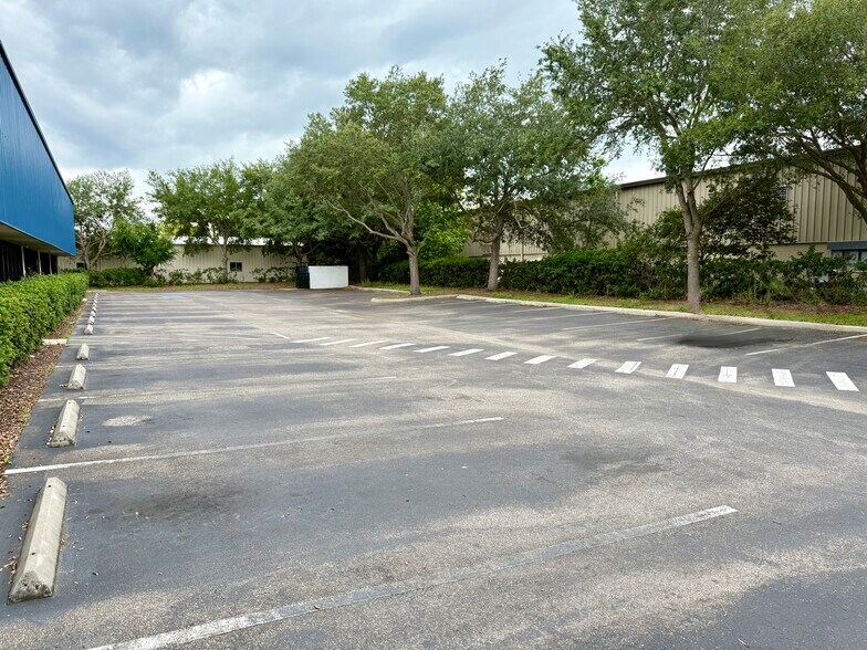 More Photos Of 402 Chairman Ct, DeBary Warehouse For Lease
