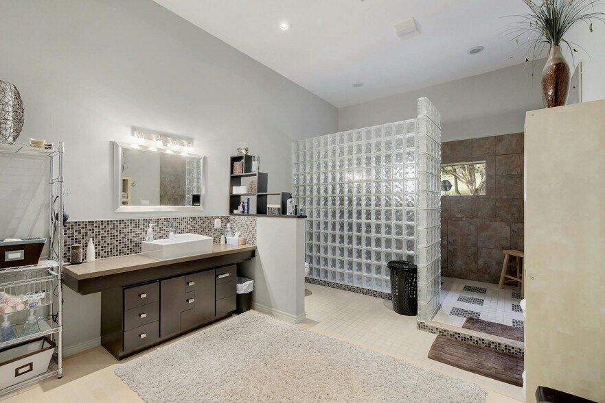 More Photos Of 21201 Kathy Ln, Spicewood Loft Creative Space For Sale