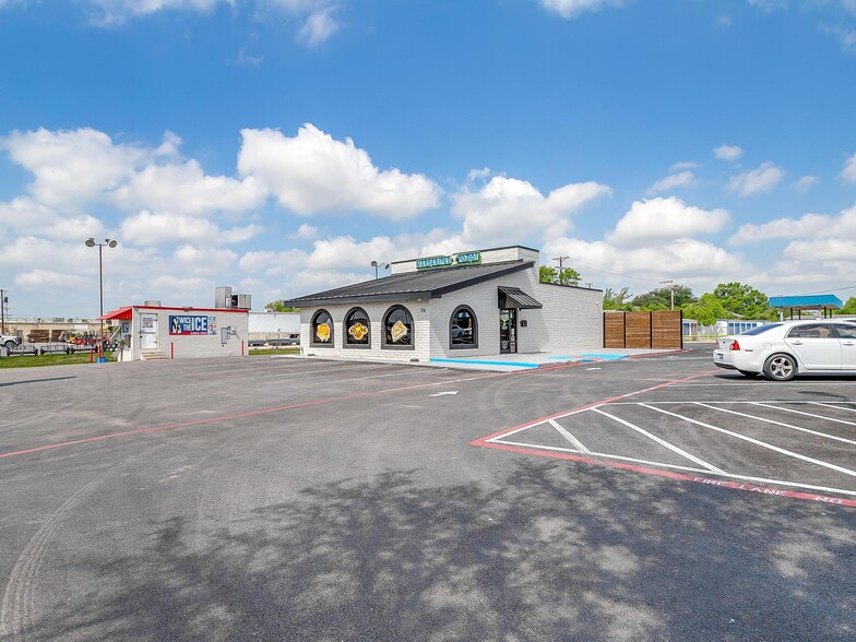 More Photos Of 316 Wilshire Blvd, Burleson Freestanding For Sale