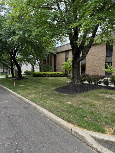 More Photos Of 105 N Gold Dr, Robbinsville Warehouse For Lease
